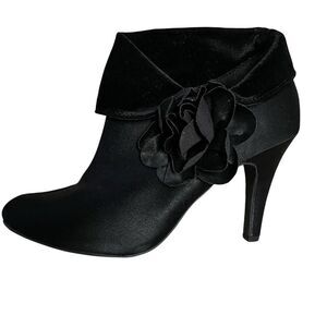 Rocket Dog black 9.5 velvety sateen ankle booties with decorative fabric flower